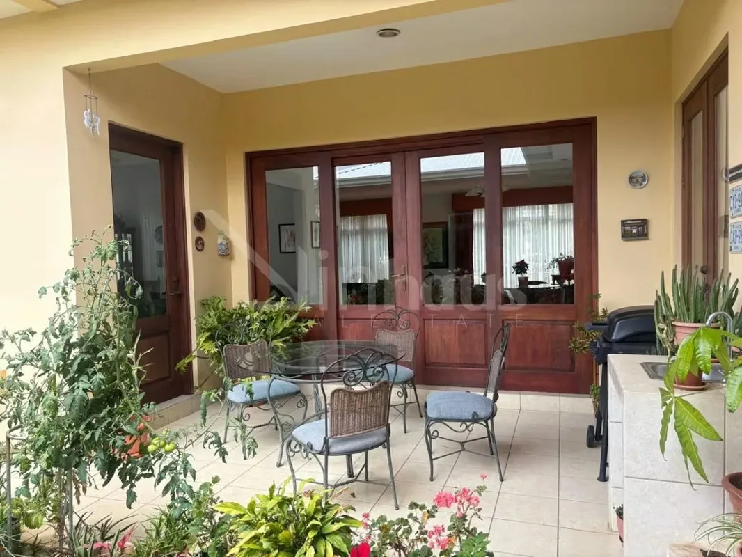 Amplia y elegante residencia situada en un entorno residencial seguro y tranquilo, diseñada para quienes priorizan el confort, la privacidad y una alta calidad de vida. El vestíbulo ..., photo 7