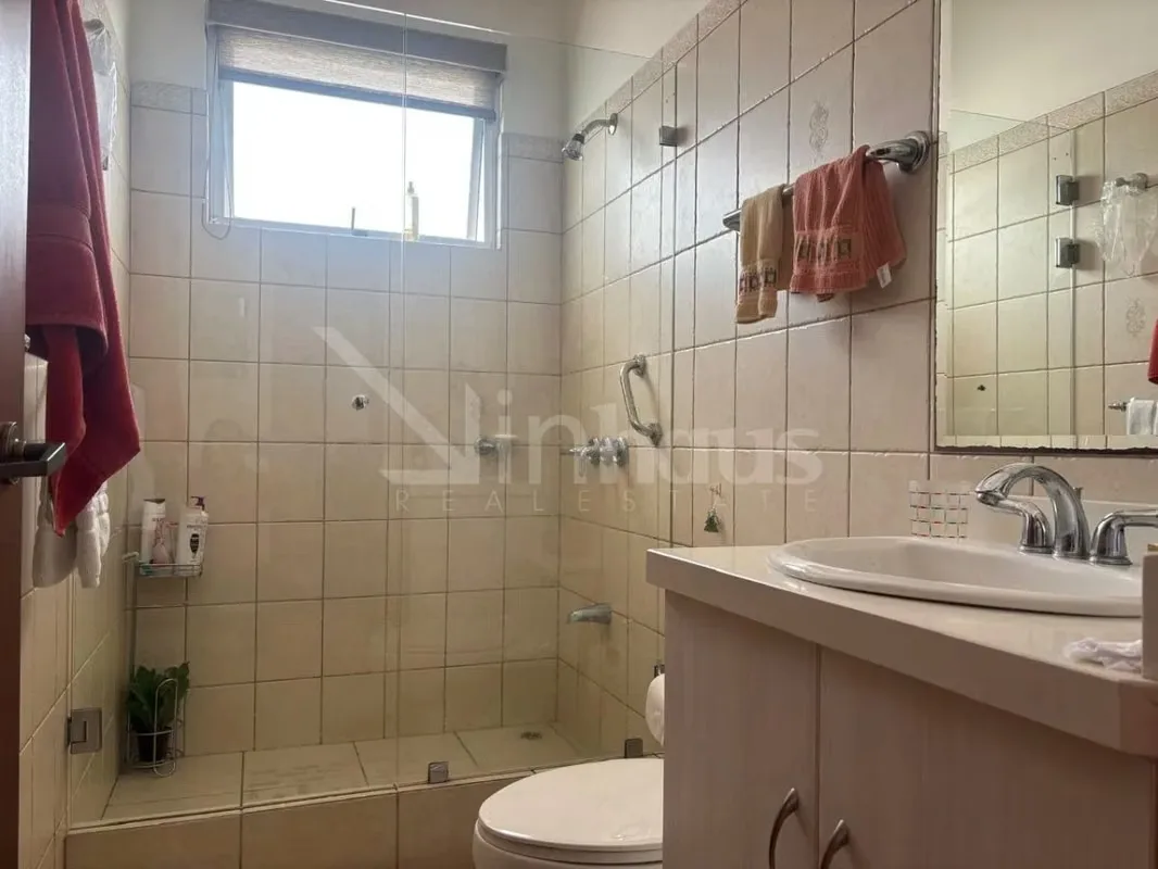 Amplia y elegante residencia situada en un entorno residencial seguro y tranquilo, diseñada para quienes priorizan el confort, la privacidad y una alta calidad de vida. El vestíbulo ..., photo 9
