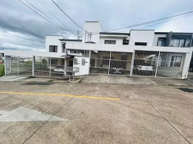 Alquilamos precioso apartamento ubicado en un residencial con seguridad 24 horas en San Pablo, Heredia.