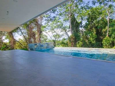 Casa sostenible de lujo en Quebrada Amarilla con vista parcial al mar y piscina privada
