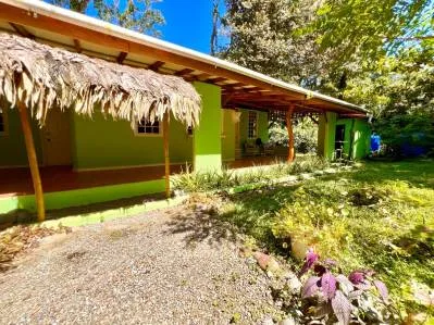 Exclusiva Casa en Playa Chiquita con Nuevo Precio – Ahorro de $15,000