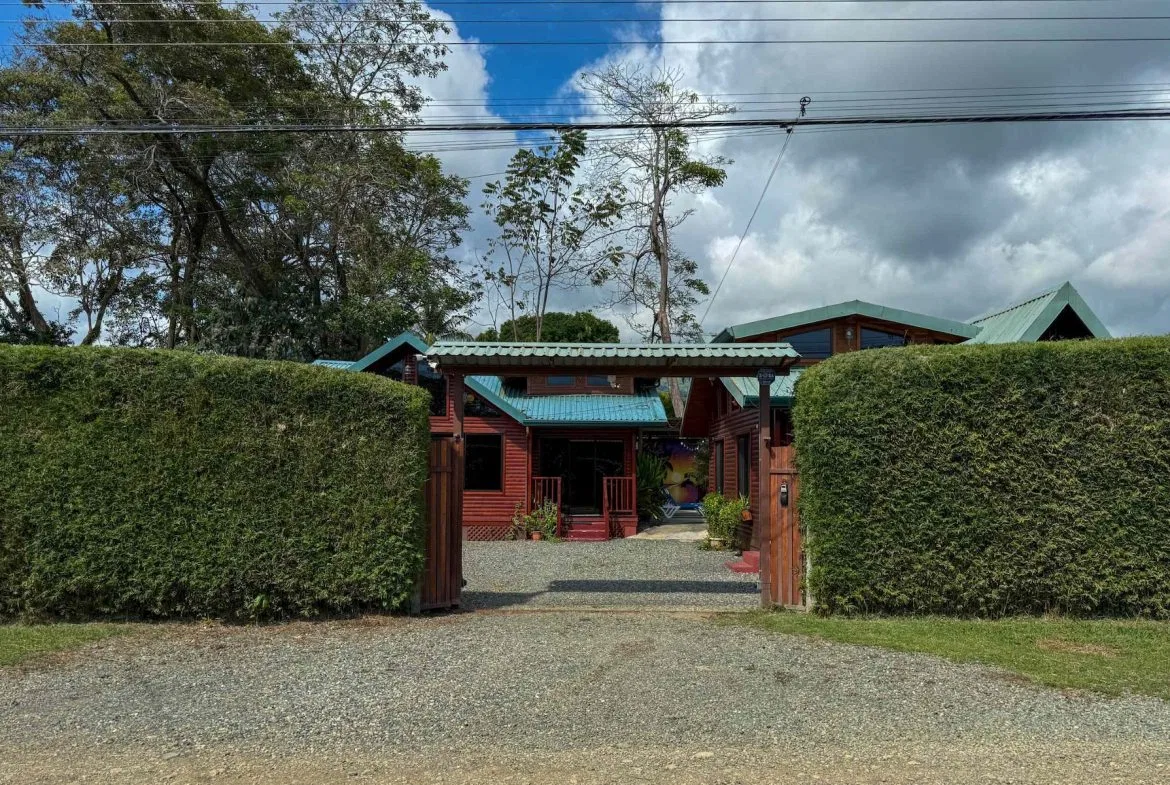 PROPERTY WITH A GUEST HOUSE IN THE MIDDLE OF BAHIA BALLENA – 0.12 ACRES, photo 4