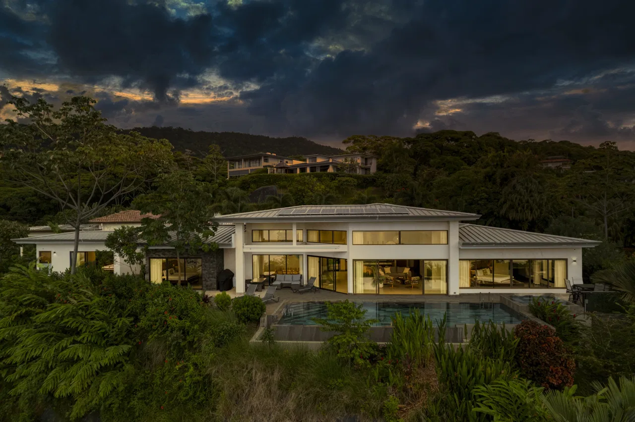 LUXURY RESIDENCE WITH INFINITY POOL AND OCEAN VIEW, IN DOMINICALITO