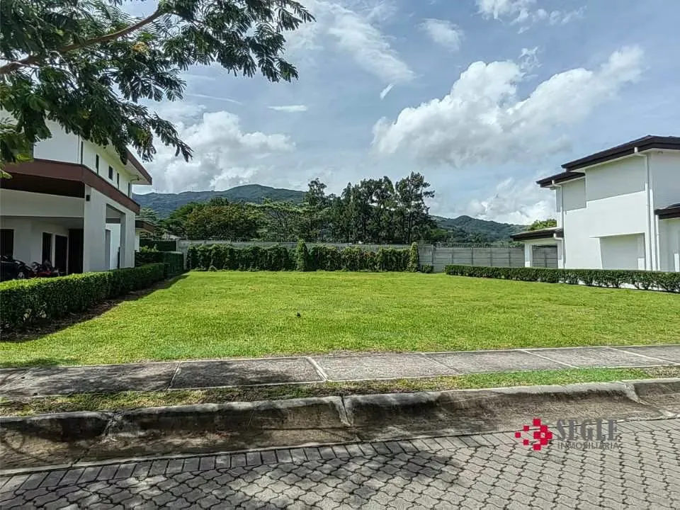Lot for Sale in an Exclusive Condominium – Santa Ana, Río Oro