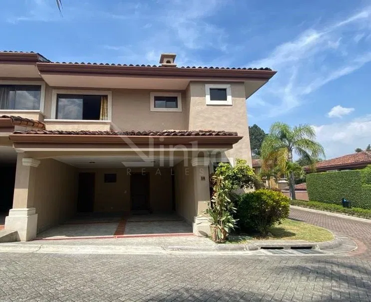 En venta casa esquinera en condominio en Guachipelín, Escazú.