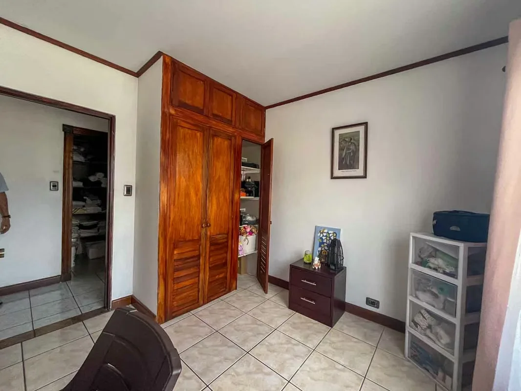 Spacious Corner House for Sale near Plaza América, photo 13