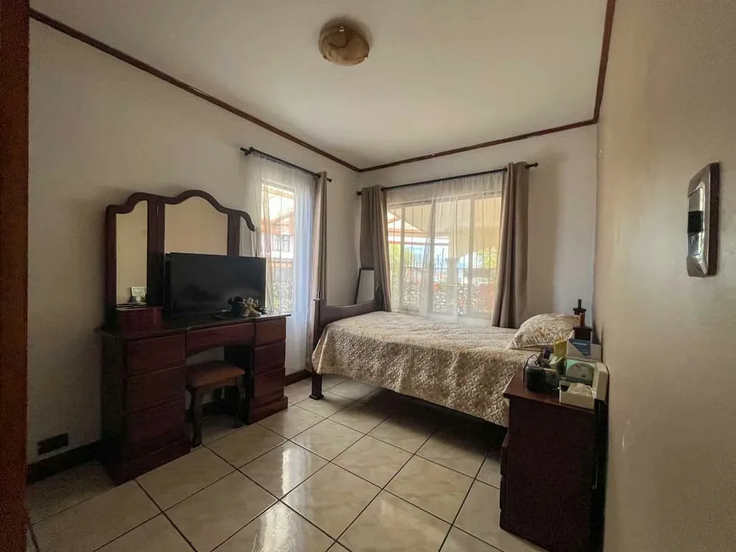 Spacious Corner House for Sale near Plaza América, photo 14