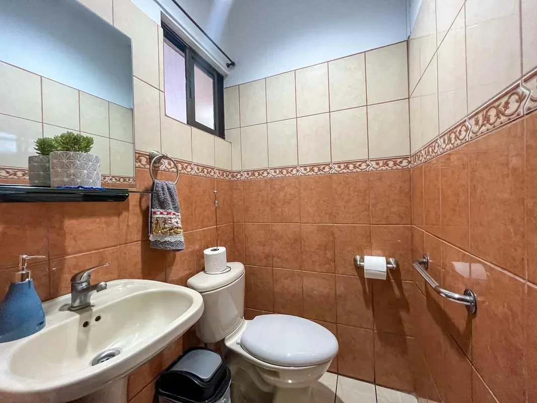 Spacious Corner House for Sale near Plaza América, photo 16