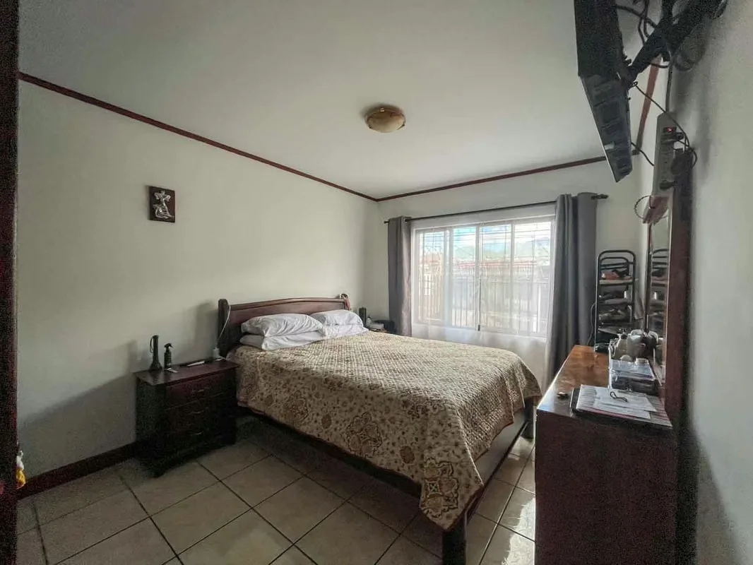 Spacious Corner House for Sale near Plaza América, photo 8