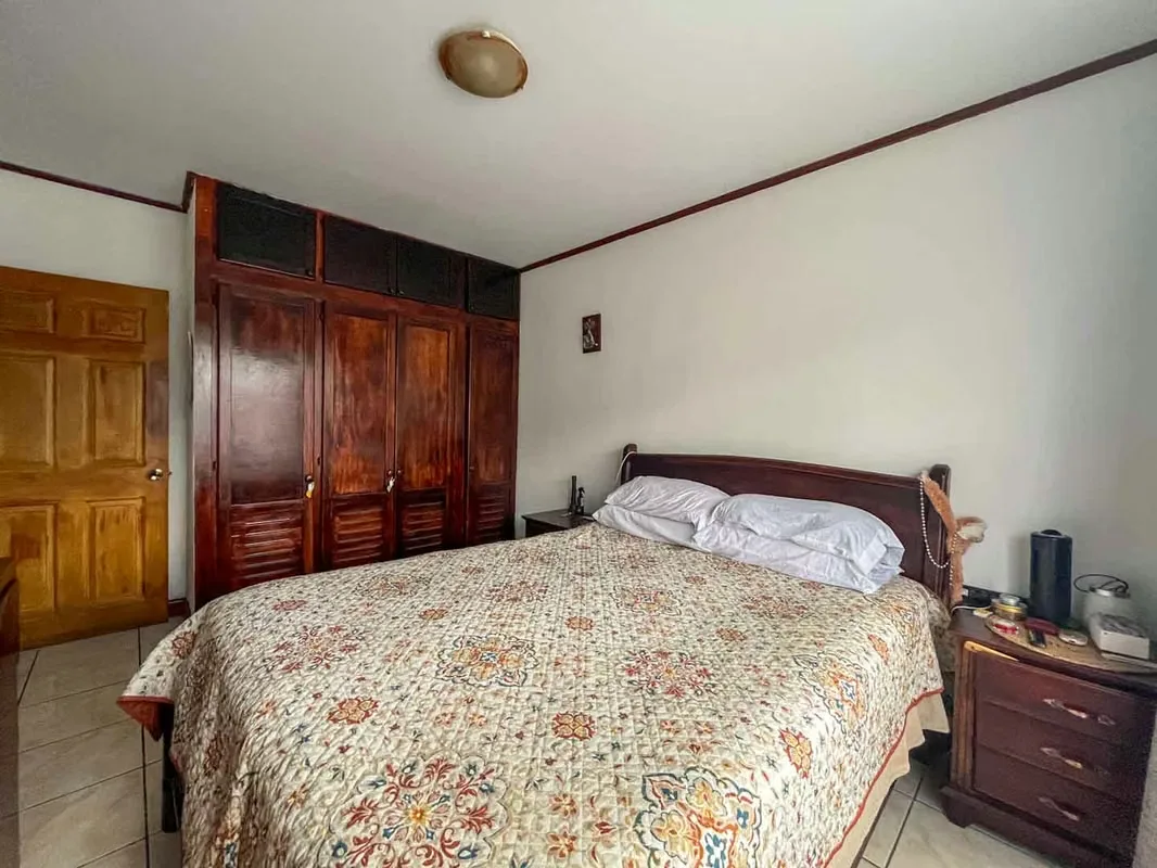 Spacious Corner House for Sale near Plaza América, photo 9