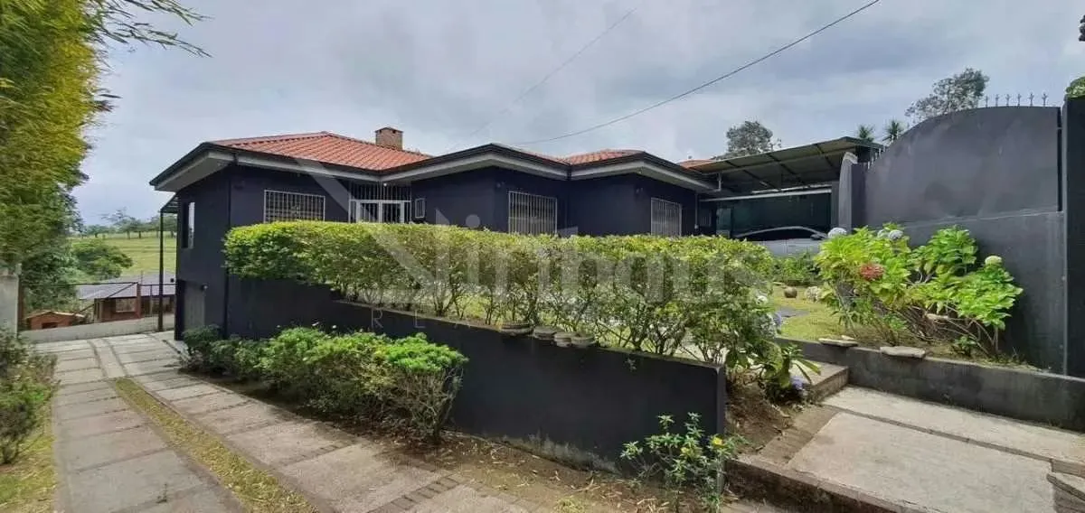 Descubre esta espectacular cabaña diseñada para disfrutar del confort y la elegancia en cada uno de sus espacios. Al entrar, te recibe una sala y comedor amplísimos, con finos ...