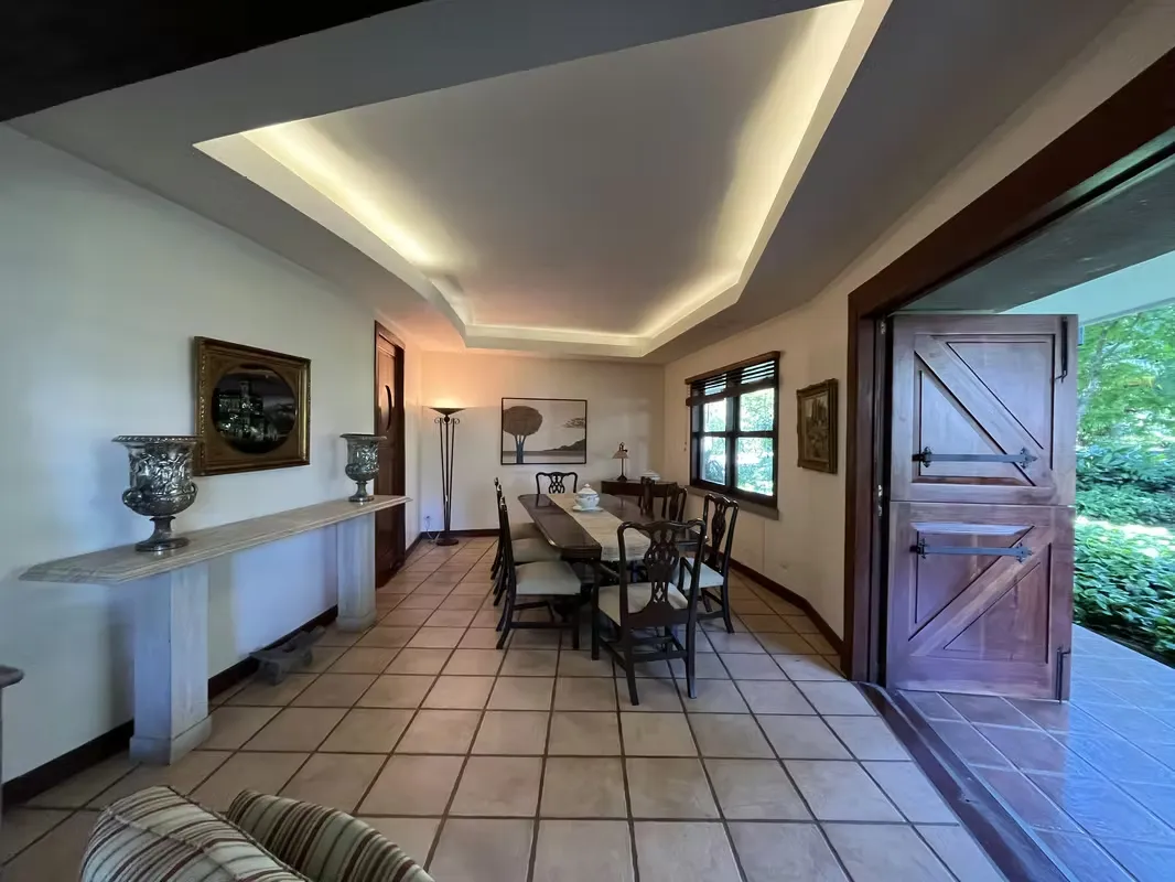 Hermosa casa rodeada de vegetación, árboles frondosos que le dan sombra y fresco a la casa y arbustos florales que le dan color y vida al ambiente, con salida a los jardines por ambps ...