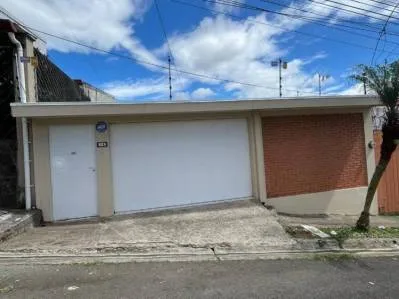 En Alquiler - Casa con 2 habitaciones y cochera para 2 vehículos – Alajuela Centro