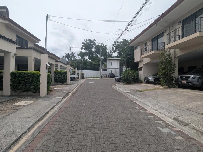 Se vende lote en Uruca Santa Ana 27-92 - Venta en Santa Ana