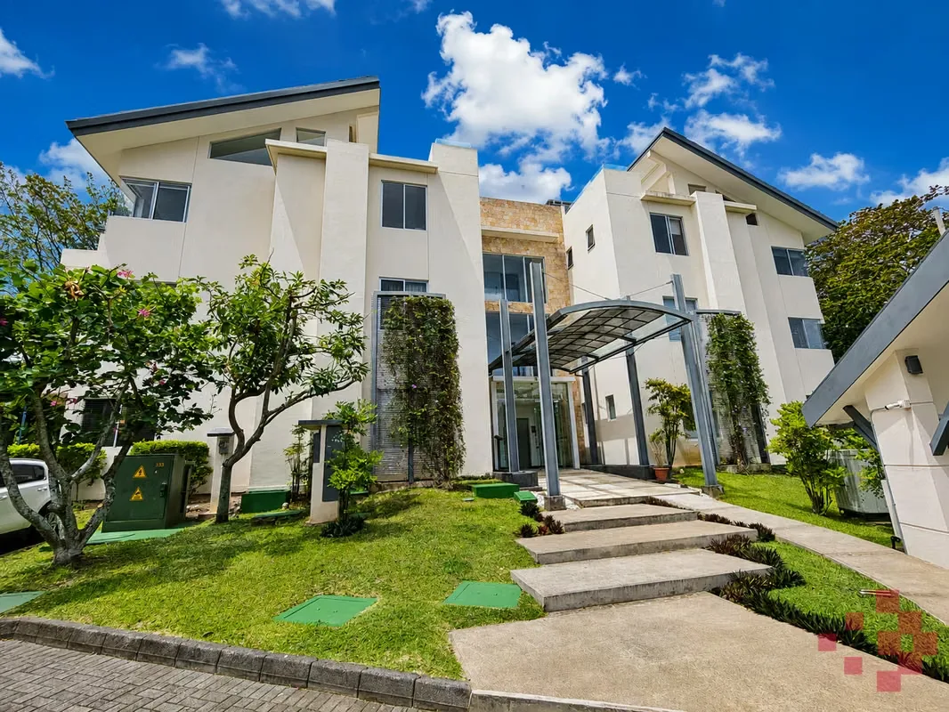 240 m² of construction + approximately 100 m² of private garden | 2 current bedrooms + full maid’s quarters | 2.5 bathrooms
