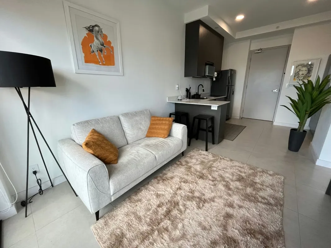 Este moderno apartamento, ubicado en el piso 23 de una nueva torre en Rohrmoser, ofrece vistas espectaculares y una ubicación privilegiada. El inmueble, ideal para una o dos personas, ...