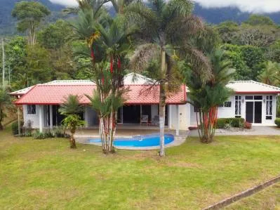 Casa de 3 habitaciones con vistas a la montaña en Ojochal, Costa Rica
