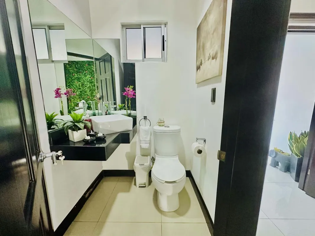 Casa en venta en exclusivo condominio en Sabanilla, ubicada en una calle tranquila que ofrece privacidad y comodidad., photo 3