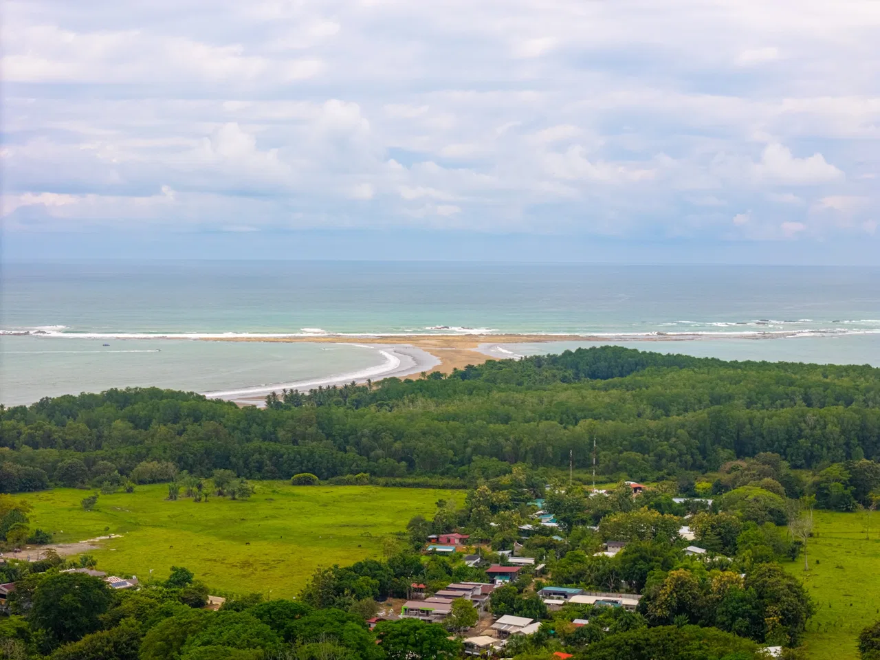 PROPERTY WITH A GUEST HOUSE, IN BAHIA BALLENA CENTER – 0.25 ACRES, photo 3