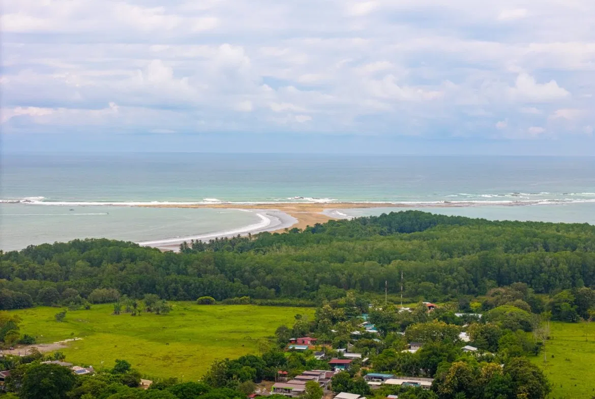 PROPERTY WITH A GUEST HOUSE, IN BAHIA BALLENA CENTER – 0.25 ACRES, photo 4