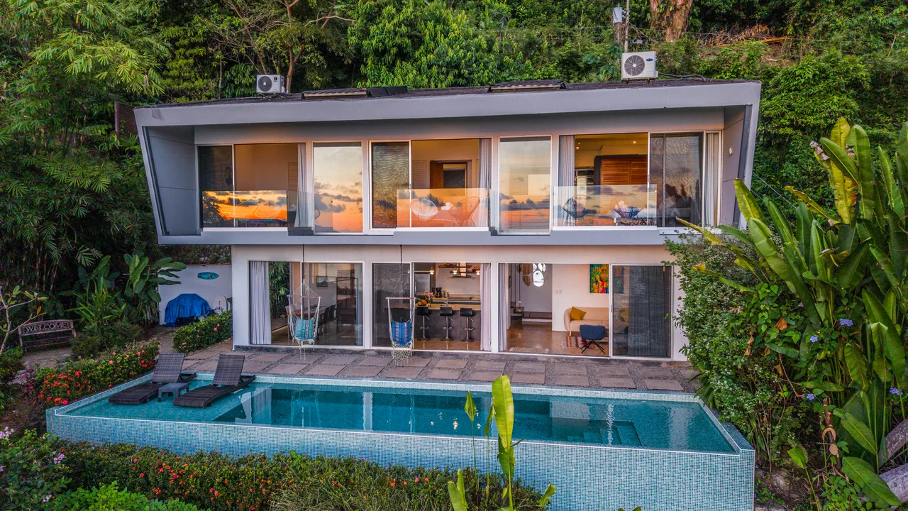 PROPERTY WITH THREE BEDROOM WITH BALCONY AND PANORAMIC VIEWS OF THE OCEAN AND SUNRISE, IN DOMINICAL AYACUCHO – 0.3 ACRES