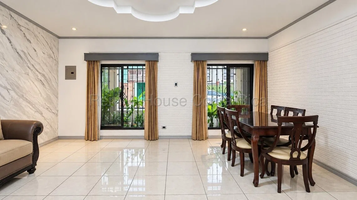 VENTA DE CASA DE DOS PLANTAS EN ROHRMOSER  PBR - Venta en Pavas