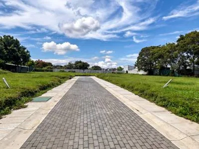 Amplitud y privacidad: lote de 1.696 m² en Villa Kika, Heredia