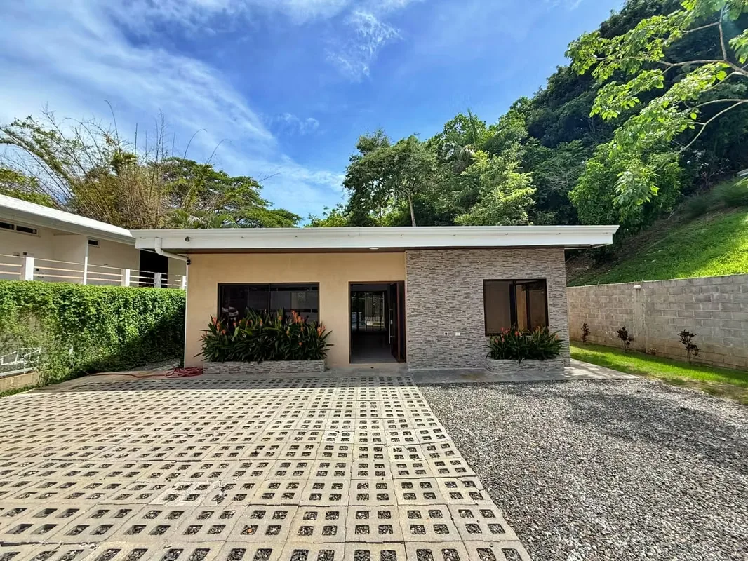 Experience the perfect balance between comfort, modern design, and tropical lifestyle in this beautiful single-level home located in Playa Hermosa. Its integrated spaces, contemporary ...
