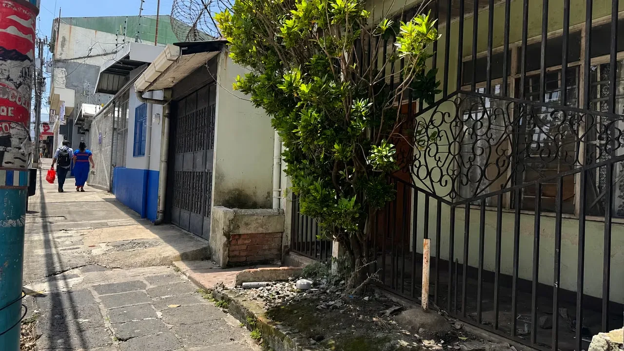 MA Asesoría sells 8 m front and a total area of 247 m2 in the center of Heredia. Residential and commercial area.