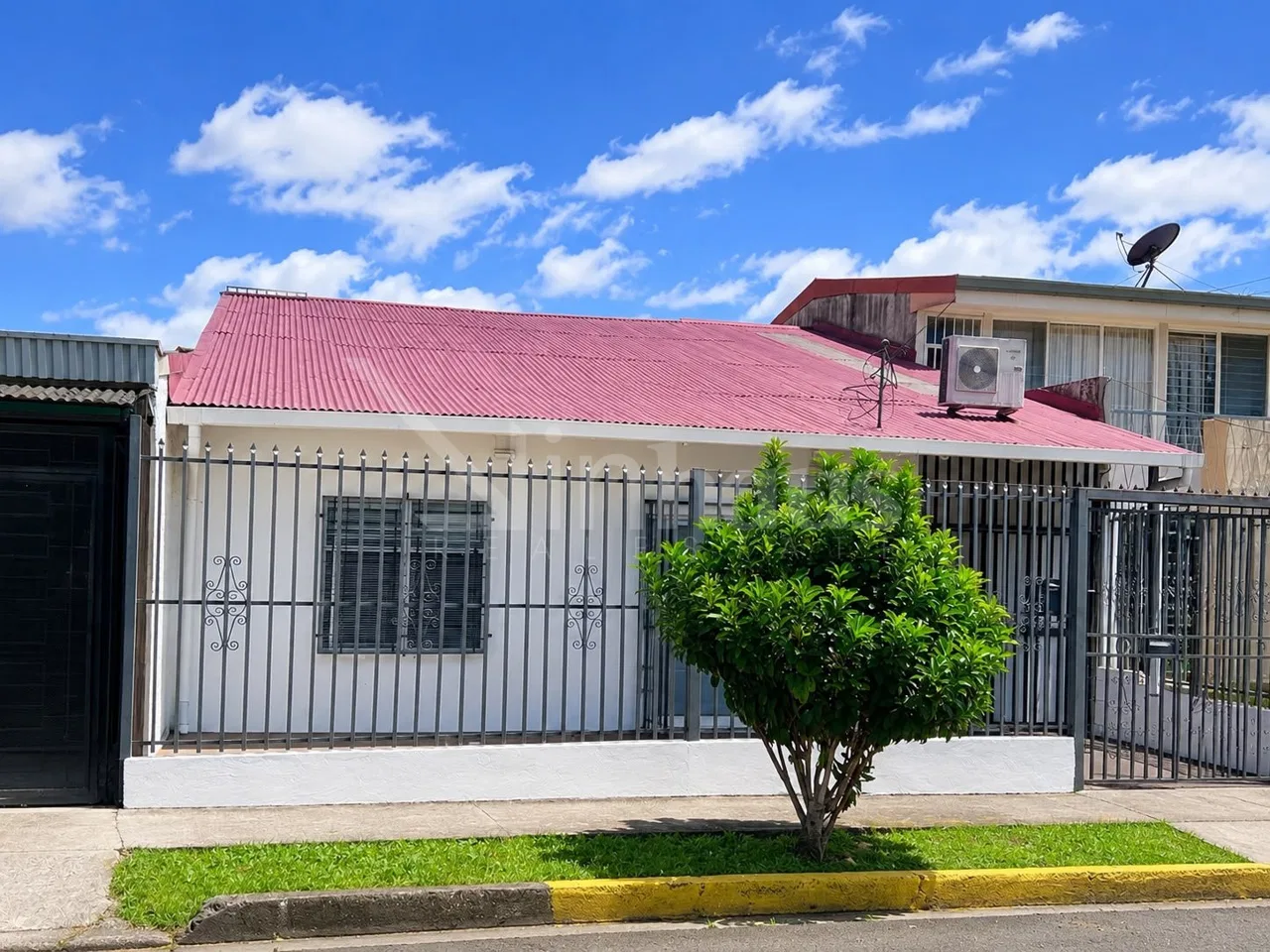 PROPIEDAD DE USO MIXTO EN ZAPOTE – IDEAL PARA OFICINAS