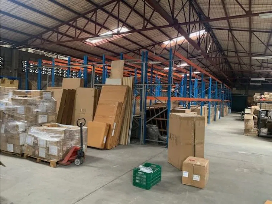 Venta de 2 Bodegas integradas con 6 espacios divididos 2 showroom
