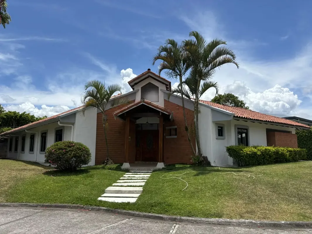 I sell beautiful house in exclusive condo in San Vicente de Moravia of a plant, Mexican colonial style, with abundant natural light.