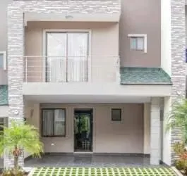 Bellísima casa, moderna, impecable, de estilo abierto en la primera planta que integra todos los espacios con una esplendida terraza, generando: amplitud visual, luz, ventilación y un ...