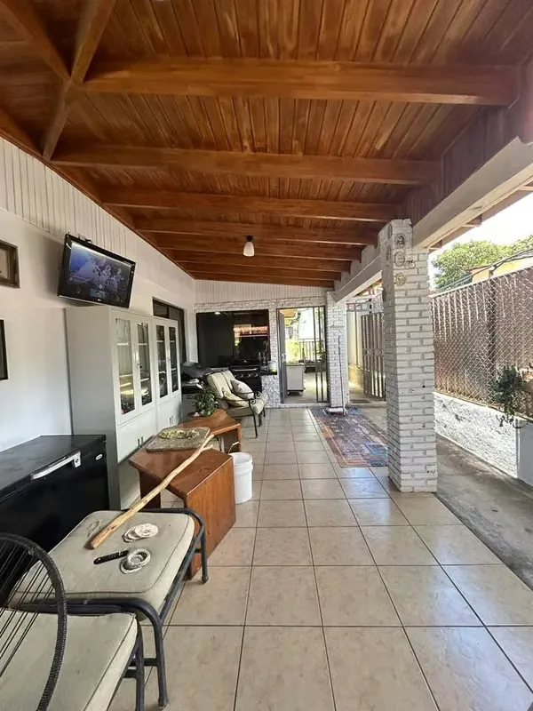 Esta acogedora casa de una planta ofrece amplitud, ...