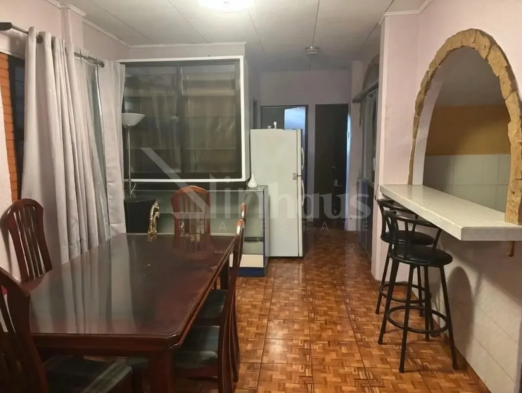Amplia y cómoda residencia con céntrica ubicación en Hatillo 2. Esta residencia esquinera se destaca por su amplitud y comodidad en el sector. Cuenta con cochera para 1 vehículo con ...