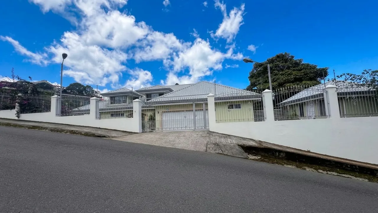 For Sale/Rent House with Commercial Use, San Ramón, La Unión (AD)