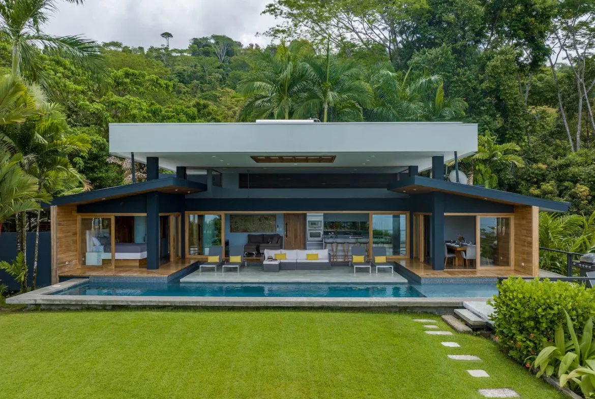 LUXURY OCEAN VIEW PROPERTY WITH HOUSE AND GUEST HOUSE – 7.36 ACRES, photo 2