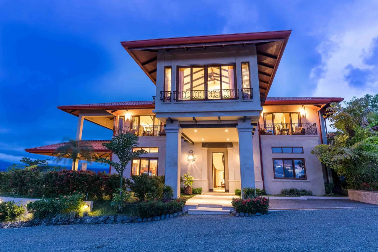 PROPERTY WITH TWELVE BEDROOMS IN A GATED COMMUNITY IN QUEPOS – 1.51 ACRES