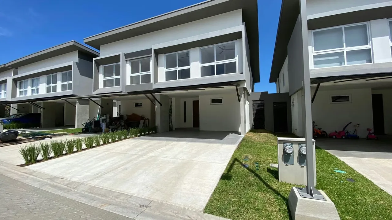 Disfrute de comodidad, privacidad y un estilo de vida exclusivo en esta hermosa residencia ubicada en un condominio de solo 22 casas, con excelentes acabados y amenidades para toda la ...