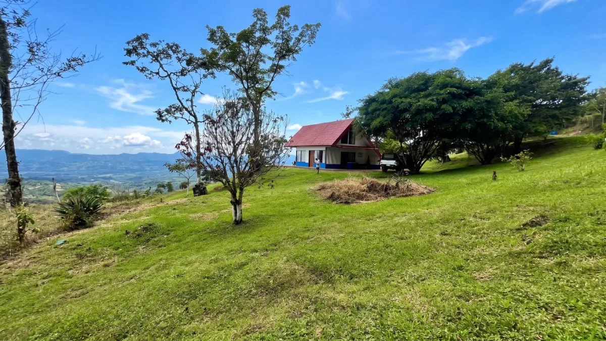 SE VENDE FINCA CON CABANA RUSTICA Y VISTAS PANORAMICAS AL VALLE - Venta en Pérez Zeledón