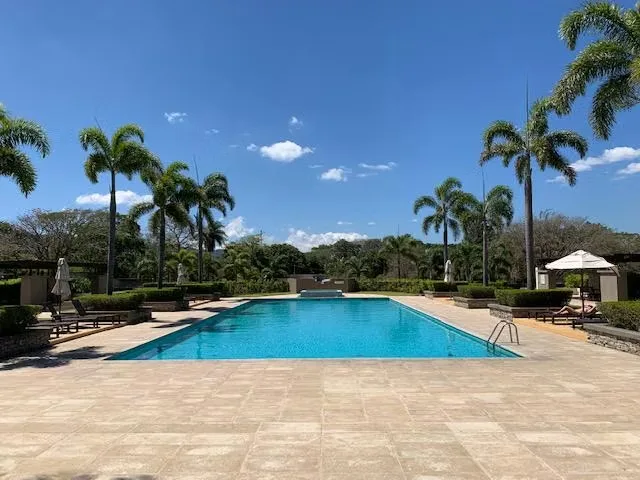 Descubre una exclusiva casa en condominio ubicada en la prestigiosa comunidad de Parques del Sol, en la zona de Brasil, San José, Santa Ana. Esta propiedad de estilo moderno ofrece una ..., photo 2