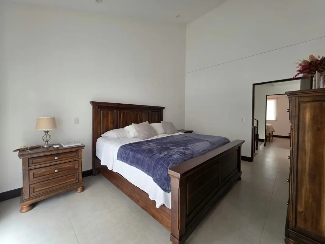 Descubre una exclusiva casa en condominio ubicada en la prestigiosa comunidad de Parques del Sol, en la zona de Brasil, San José, Santa Ana. Esta propiedad de estilo moderno ofrece una ..., photo 12
