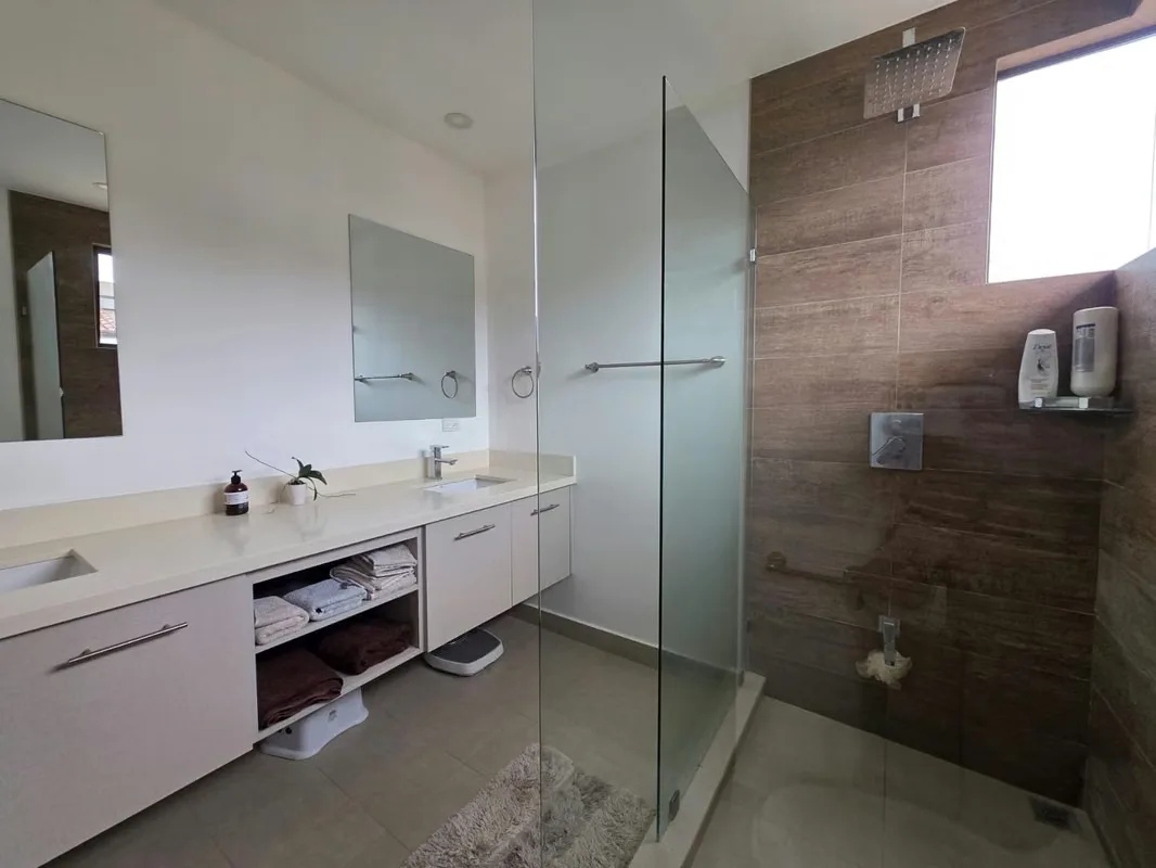 Descubre una exclusiva casa en condominio ubicada en la prestigiosa comunidad de Parques del Sol, en la zona de Brasil, San José, Santa Ana. Esta propiedad de estilo moderno ofrece una ..., photo 13