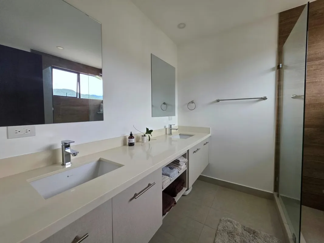 Descubre una exclusiva casa en condominio ubicada en la prestigiosa comunidad de Parques del Sol, en la zona de Brasil, San José, Santa Ana. Esta propiedad de estilo moderno ofrece una ..., photo 14