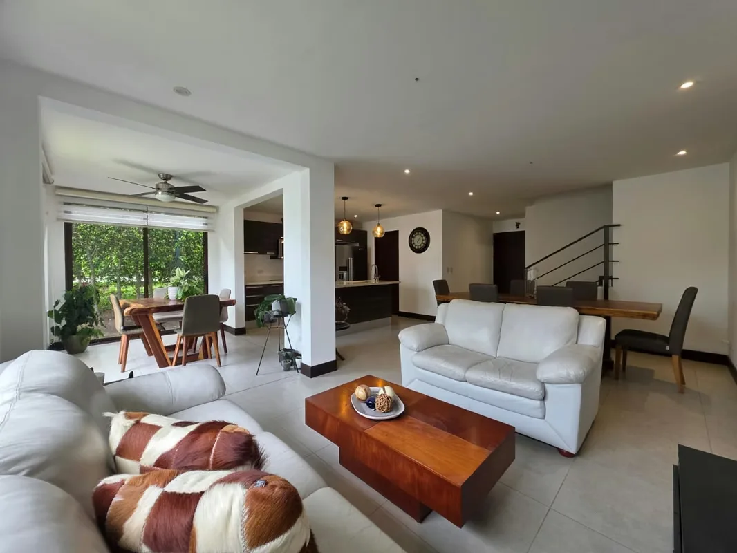 Descubre una exclusiva casa en condominio ubicada en la prestigiosa comunidad de Parques del Sol, en la zona de Brasil, San José, Santa Ana. Esta propiedad de estilo moderno ofrece una ..., photo 3