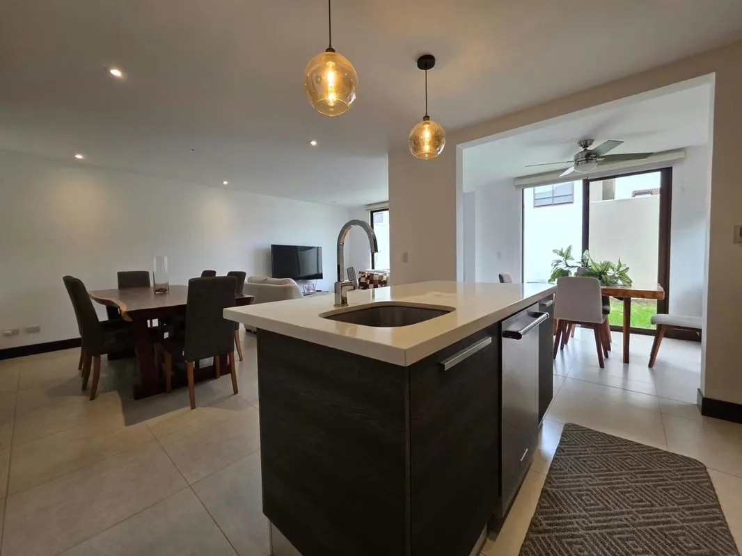Descubre una exclusiva casa en condominio ubicada en la prestigiosa comunidad de Parques del Sol, en la zona de Brasil, San José, Santa Ana. Esta propiedad de estilo moderno ofrece una ..., photo 4