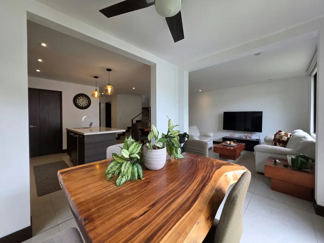 Descubre una exclusiva casa en condominio ubicada en la prestigiosa comunidad de Parques del Sol, en la zona de Brasil, San José, Santa Ana. Esta propiedad de estilo moderno ofrece una ..., photo 5