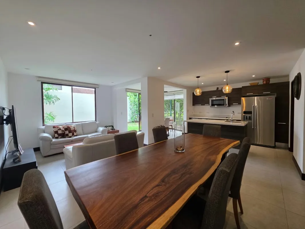 Descubre una exclusiva casa en condominio ubicada en la prestigiosa comunidad de Parques del Sol, en la zona de Brasil, San José, Santa Ana. Esta propiedad de estilo moderno ofrece una ..., photo 6