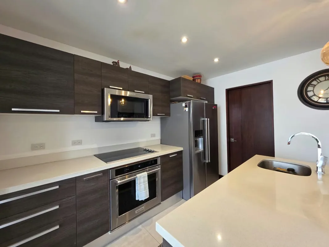 Descubre una exclusiva casa en condominio ubicada en la prestigiosa comunidad de Parques del Sol, en la zona de Brasil, San José, Santa Ana. Esta propiedad de estilo moderno ofrece una ..., photo 7