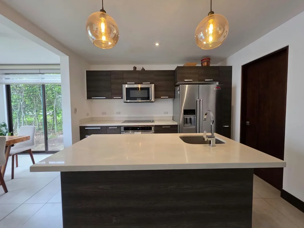 Descubre una exclusiva casa en condominio ubicada en la prestigiosa comunidad de Parques del Sol, en la zona de Brasil, San José, Santa Ana. Esta propiedad de estilo moderno ofrece una ..., photo 8
